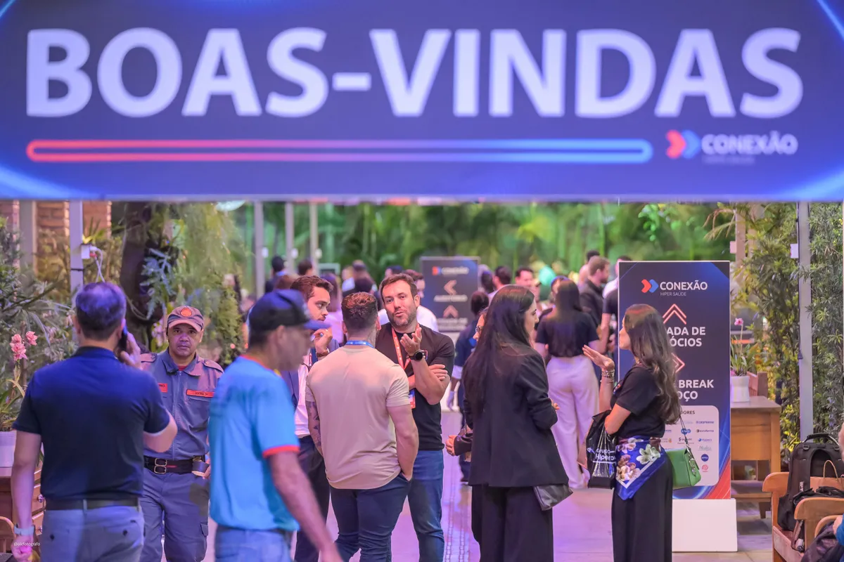 Participantes conversando na entrada do Encontro Comercial do Conexão