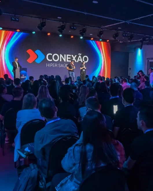 Plateia diante do palco do Conexão Hiper Saúde
