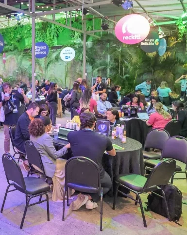 Participantes em mesas de negócio no pavilhão das indústrias
